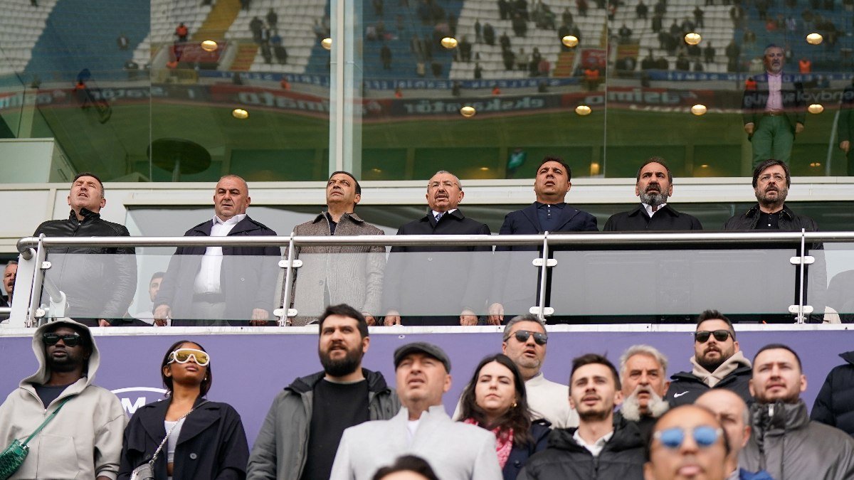 Mecnun Otyakmaz, Kasımpaşa – Sivasspor maçını tribünden izledi