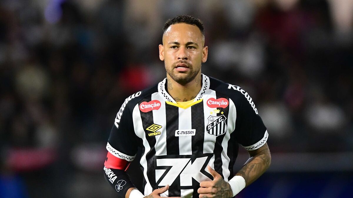 Neymar, 6 ay daha Santos’ta